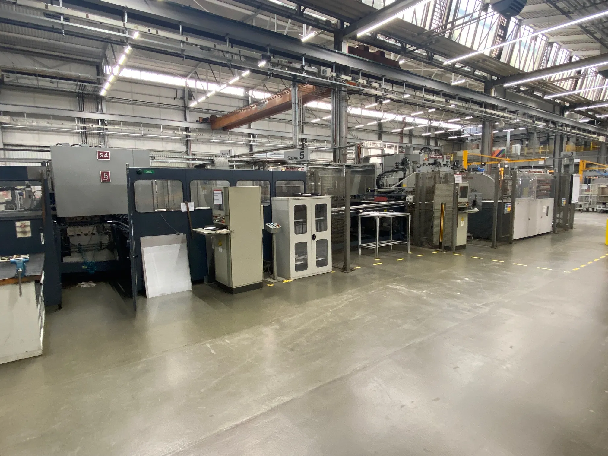 Manufacturing hall with technical installations