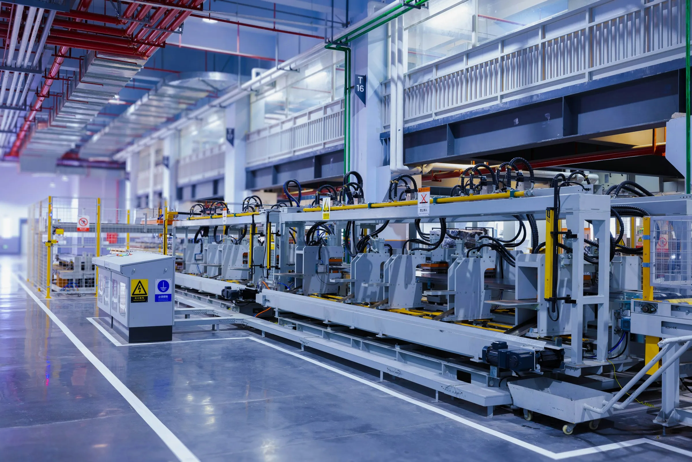 Moderne Produktionslinie in einer hellen Fertigungshalle